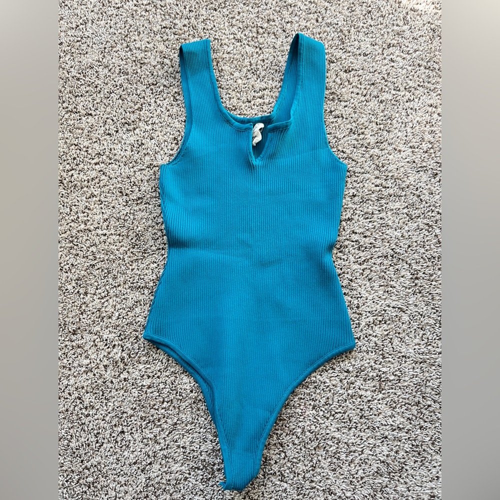 RIBBED BODY HUGGING BODYSUIT